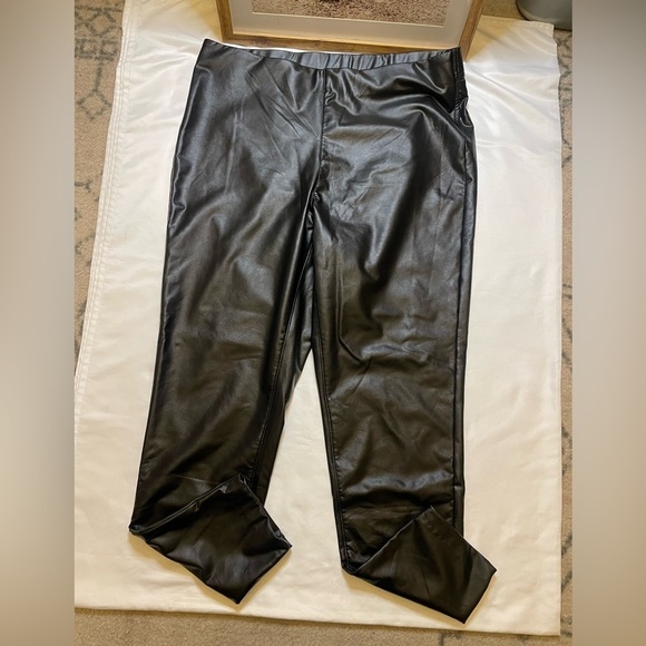 Vince Camuto Pants - Vince Camuto size large black faux leather leggings
